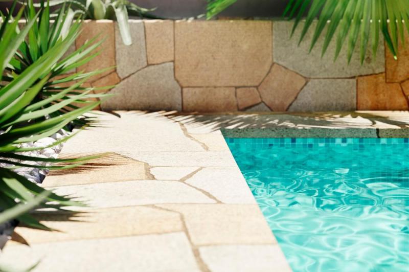 Comment am&eacute;nager une plage de piscine durable et esth&eacute;tique ?